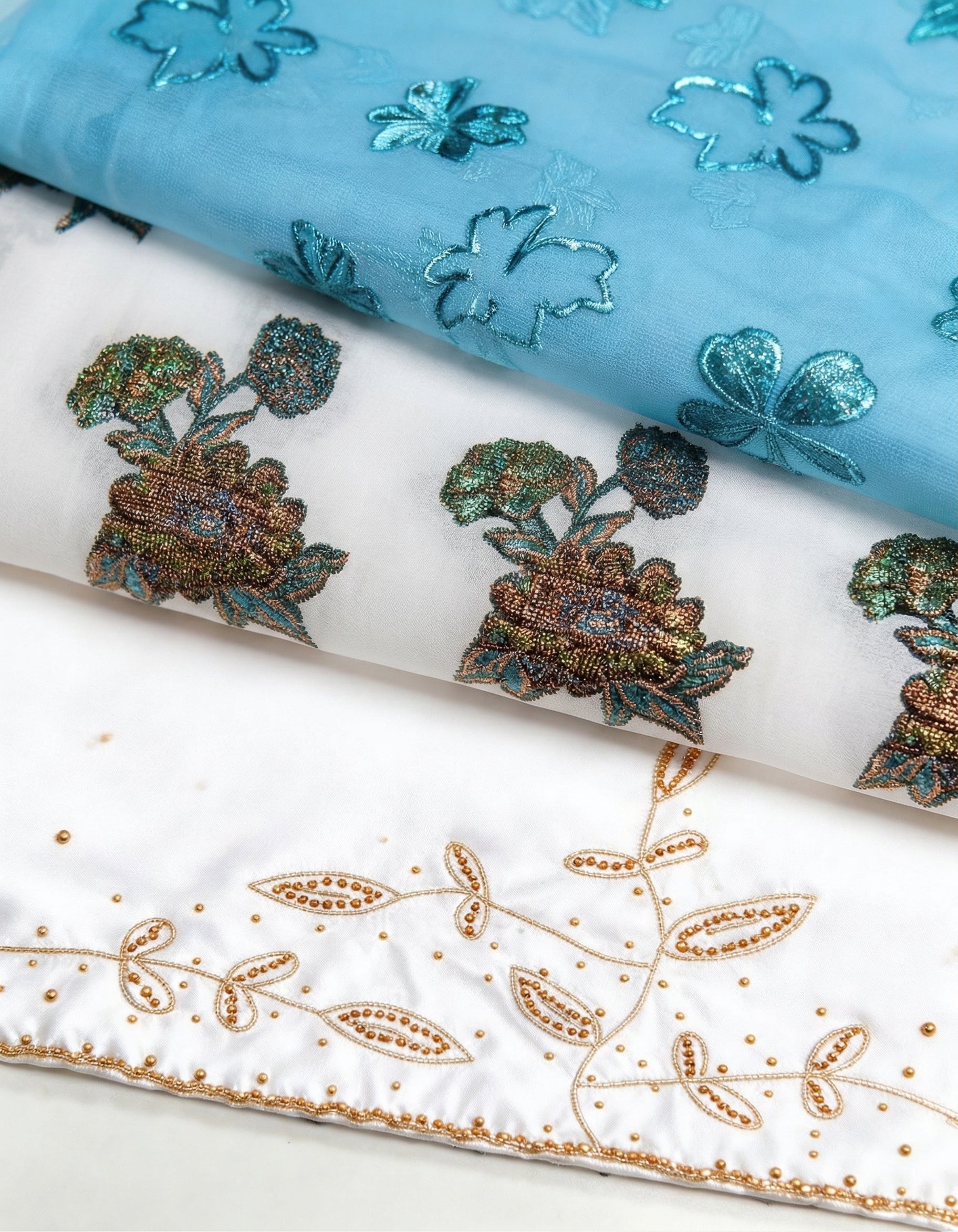 طقم درع زهراء قماش بعوينه بالأبيض والأزور (قماش فرانساوي عصري)